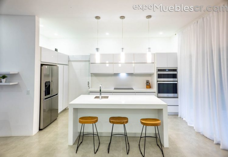 Cocina de Melamina, tonos combinados. – Expo Muebles
