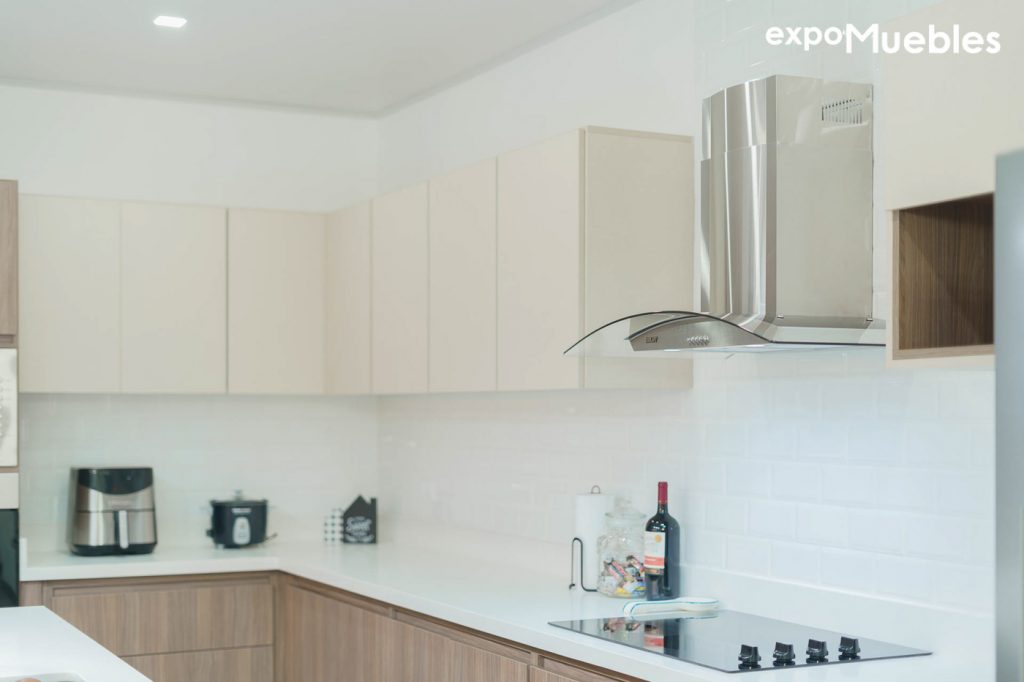 Cocina de Melamina, tonos combinados. – Expo Muebles