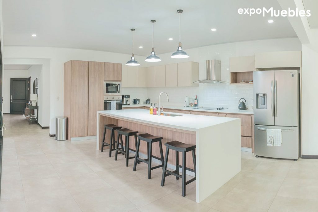 Cocina de Melamina, tonos combinados. – Expo Muebles