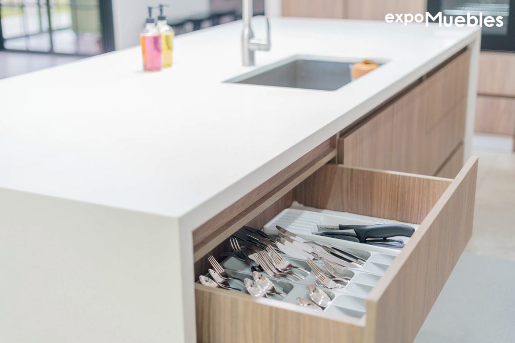 Cocina de Melamina, tonos combinados. – Expo Muebles