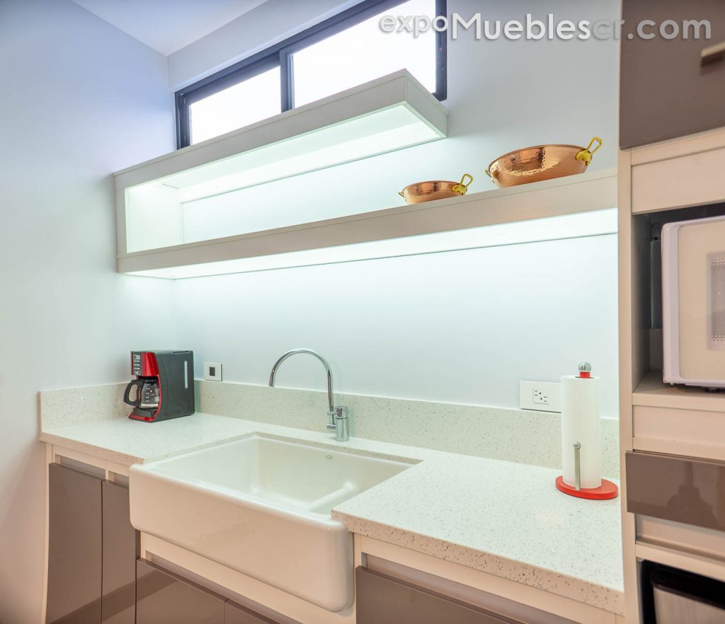 Cocineta de Melamina y Alto Brillo, tonos combinados. – Expo Muebles